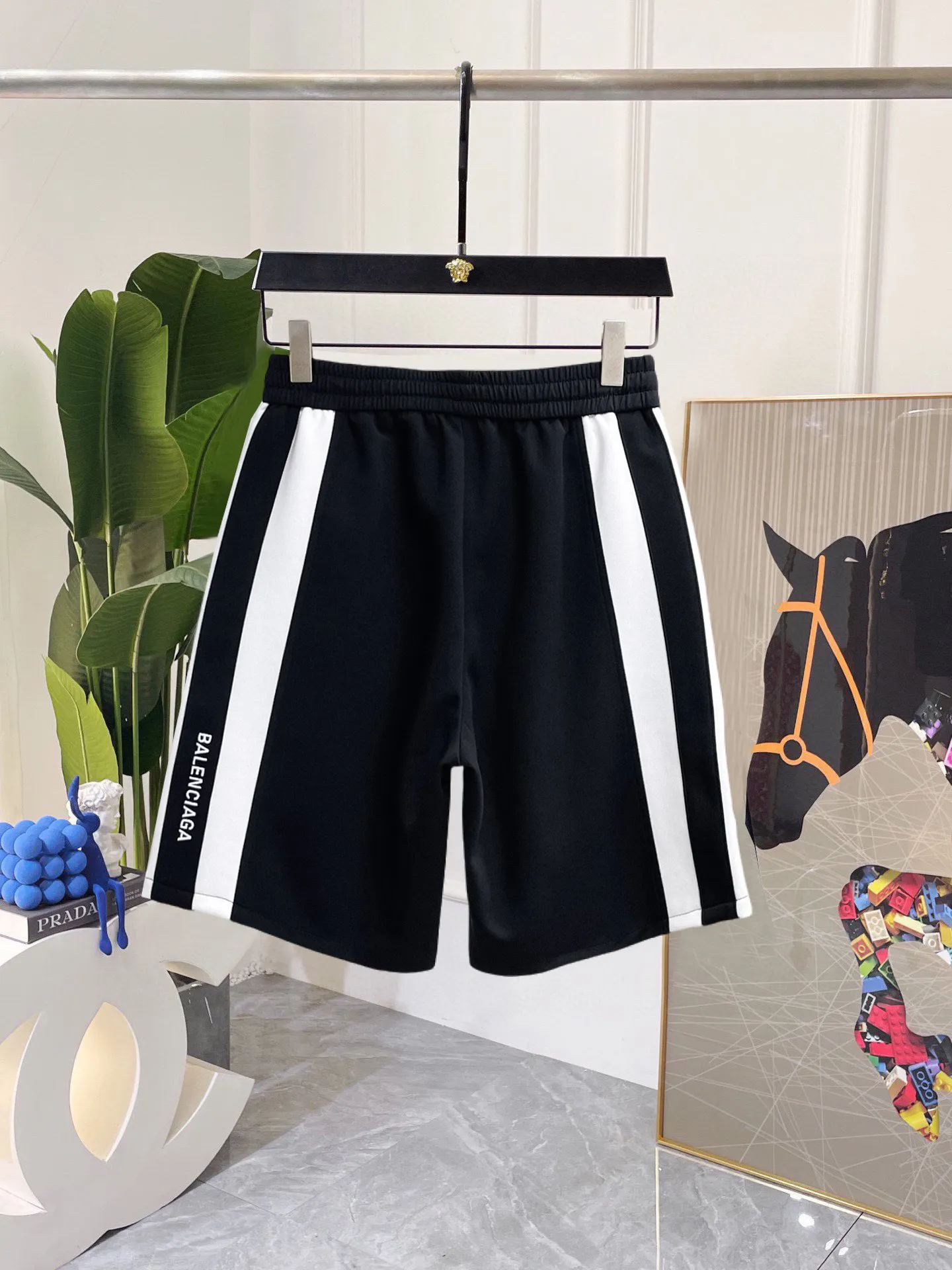 Balenciaga's three-standard complete 2026 summer New Arrival men's casual shorts, advanced custom-made Breathable fabric, Breathable fabric, extremely stretchy and comfortable, impeccable details, top-grade accessories, original logo design concept, delicate and soft feel! The upper body fit is awesome! Size: M-XXXL Please state your height and weight when ordering